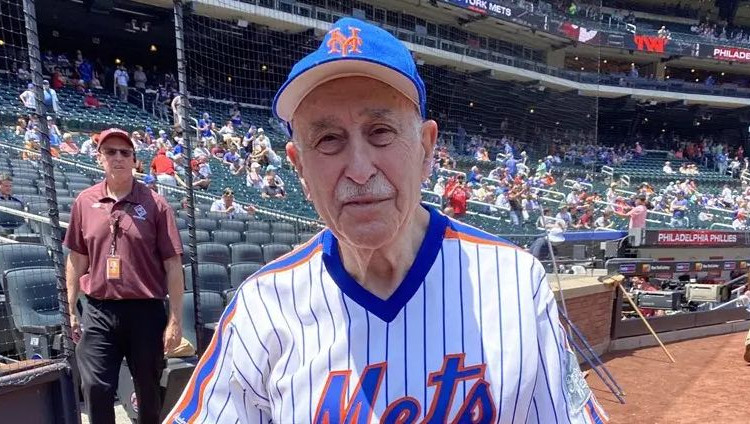 83-летний переживший Холокост бросил первую подачу на матче любимой команды