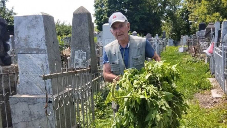 Активисты общины произвели уборку на еврейских кладбищах Курска