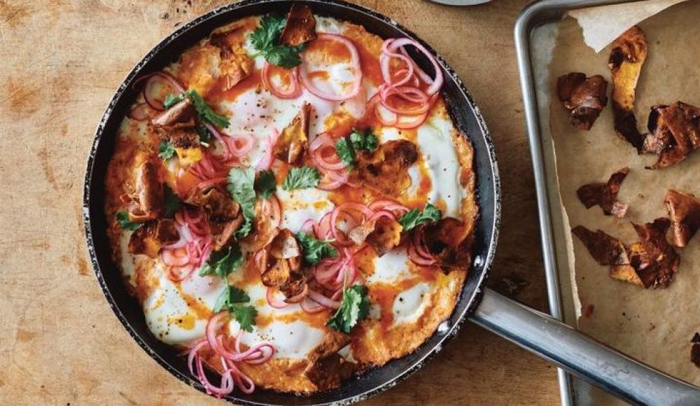 Шакшука с бататом, маслом шрирача и маринованным луком
