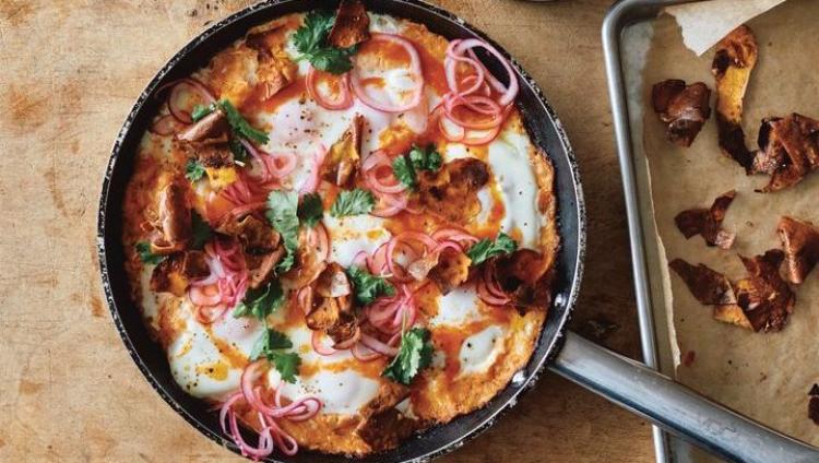 Шакшука с бататом, маслом шрирача и маринованным луком