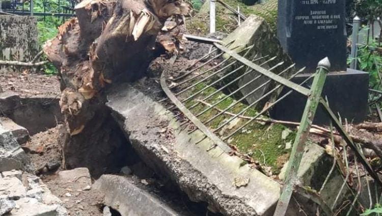 Еврейское кладбище во Львове пострадало от сильного урагана