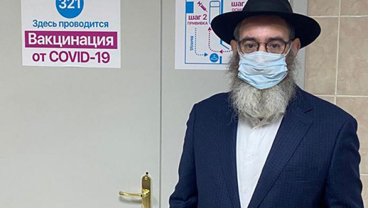 Главный раввин Петербурга сделал прививку от Covid-19 и призвал следовать его примеру