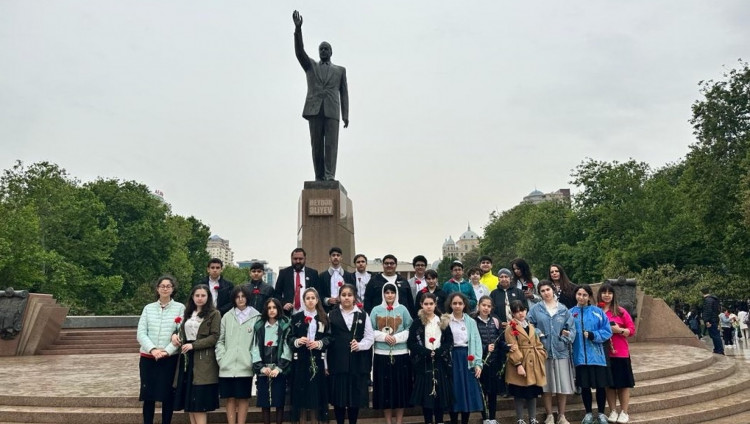 Учащиеся бакинской еврейской школы почтили память Гейдара Алиева
