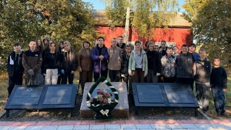 Школьники Брянщины привели в порядок мемориалы жертвам Холокоста и павшим воинам ВОВ