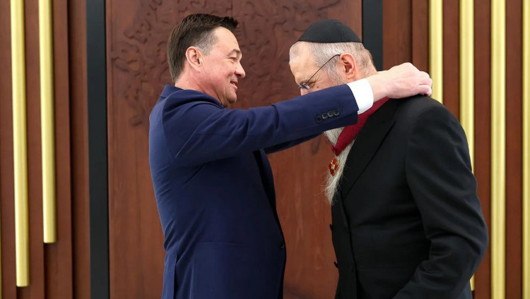 Андрей Воробьев наградил главного раввина России Берла Лазара знаком «За заслуги перед Московской областью» I степени