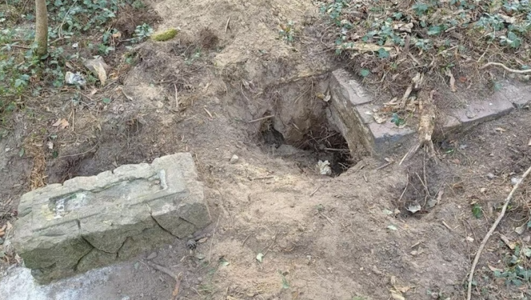 Кладбищенские вандалы раскопали еврейские могилы на западе Польши