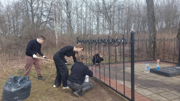 В Брянском районе школьники навели порядок на братской могиле воинов ВОВ и мемориале Холокоста