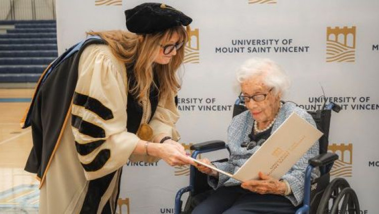 97-летняя пережившая Холокост окончила университет за один день