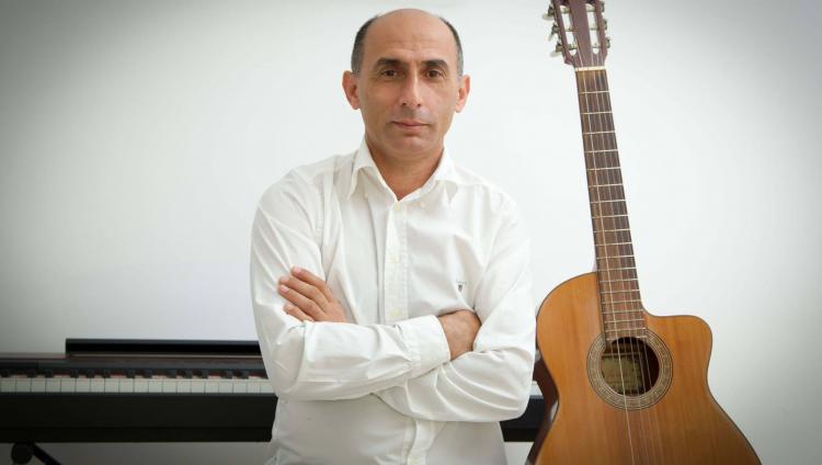 Композитор Роман Хизгилов выпустил сборник нот «Guitar voyage around the world»
