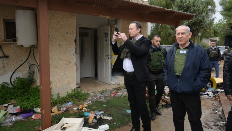 Илон Маск с Нетаньяху посетили кибуц Кфар-Аза, наиболее пострадавший во время резни ХАМАС 7 октября