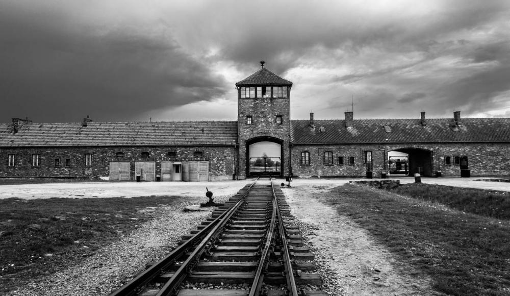 Приглашение к участию в образовательном онлайн-семинаре «Аушвиц — история и символика»