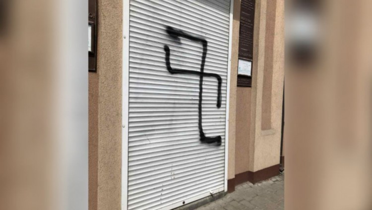 В Хмельницком синагогу разрисовали свастикой