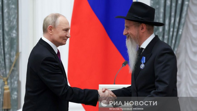 Путин наградил главного раввина Берла Лазара орденом Почета