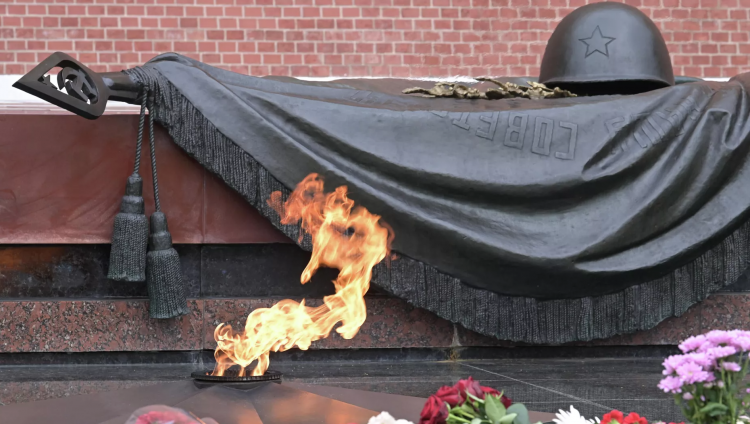 Огонь с Могилы Неизвестного Солдата передали ветеранам Израиля