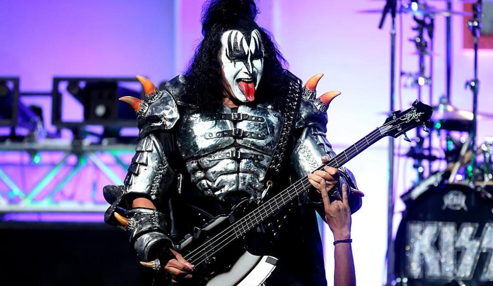 Лидер Kiss Джин Симмонс заразился коронавирусом, группа ушла на карантин
