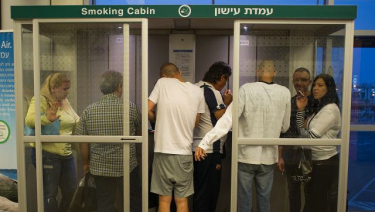 В аэропорту Бен-Гурион снова установили кабинки для курильщиков