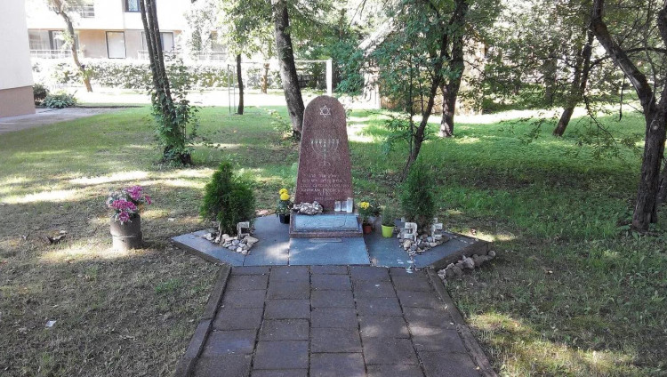 В Литве вандалы опрокинули памятник узникам еврейского гетто