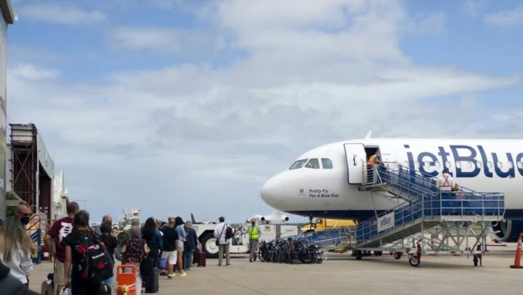 Супруги харедим потребовали у JetBlue через суд $40 млн, за то, что их сняли с рейса с 5 детьми