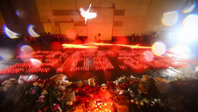 На акции памяти жертв теракта в «Крокус Сити Холле» звучали голоса Бернеса, Кобзона и Магомаева