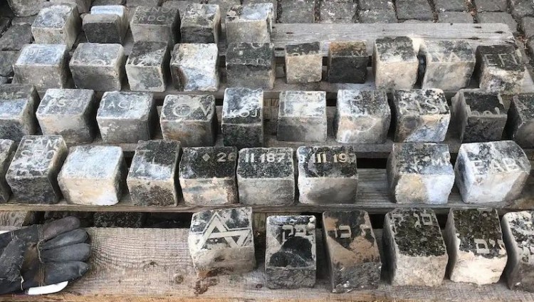 В Праге откроют памятник из брусчатки, сделанной из еврейских надгробий