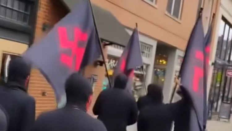 В Огайо неонацисты провели марш под знаменами со свастикой