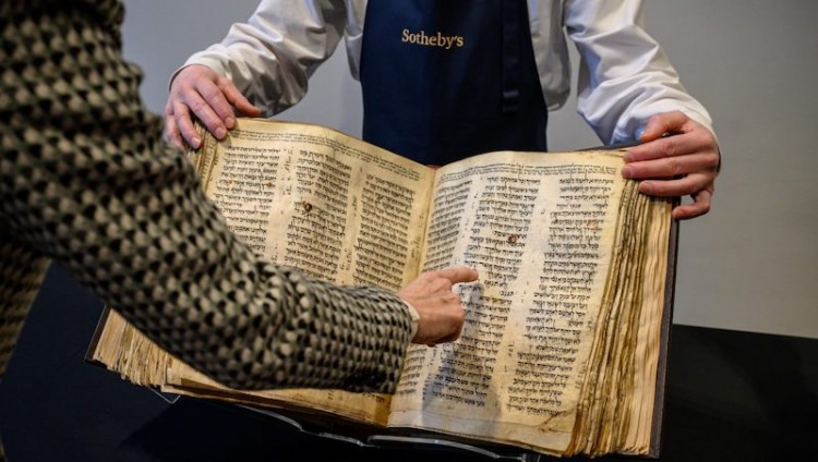 Самый древний Танах в мире выставили в Тель-Авиве перед продажей на Sotheby's