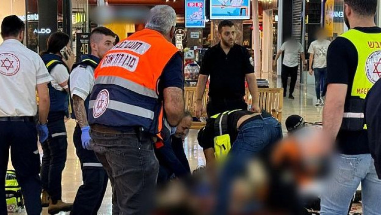 Ножевой теракт в торговом центре в Кармиэле: двое раненых, террорист нейтрализован