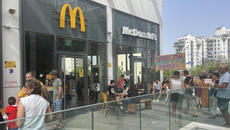 Жители Реховота протестуют против попыток закрыть McDonald's в шабат