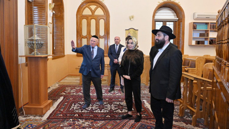 Лейла Алиева посетила Шестикупольную синагогу в поселке Красная Слобода