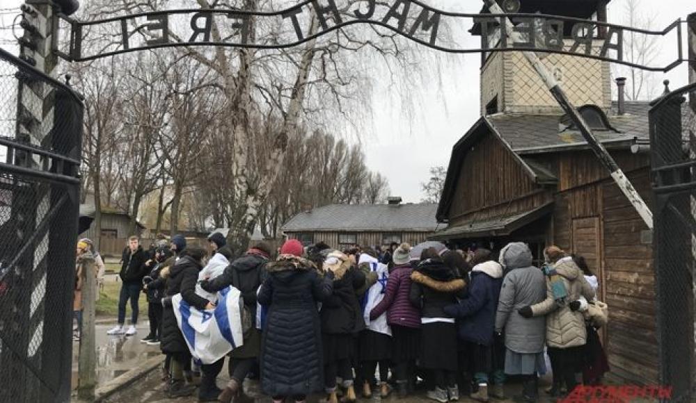 Туристку задержали за нацистское приветствие у ворот Освенцима