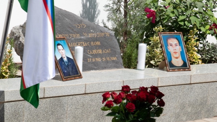 В Ташкенте почтили память жертв теракта у посольства Израиля в 2004 году