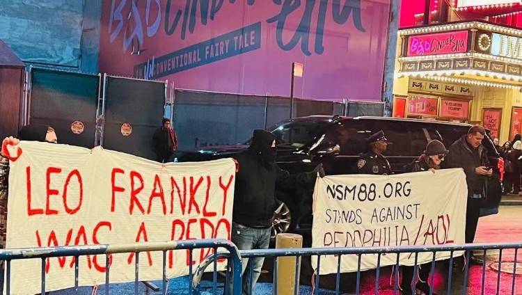 Неонацисты попытались сорвать на Бродвее премьеру спектакля о линчевании еврея