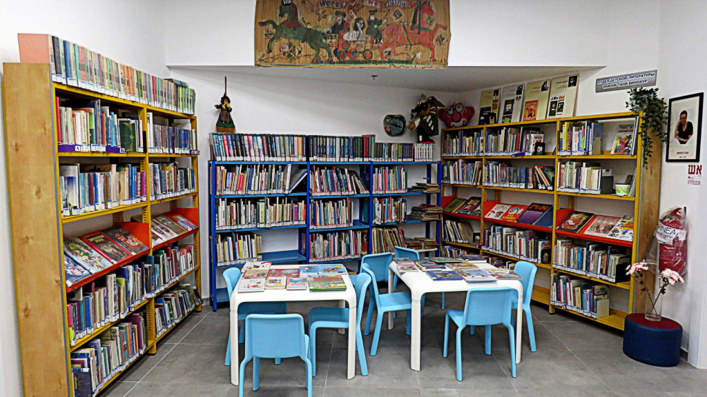 Уголок детских книг в ИРБ.jpg