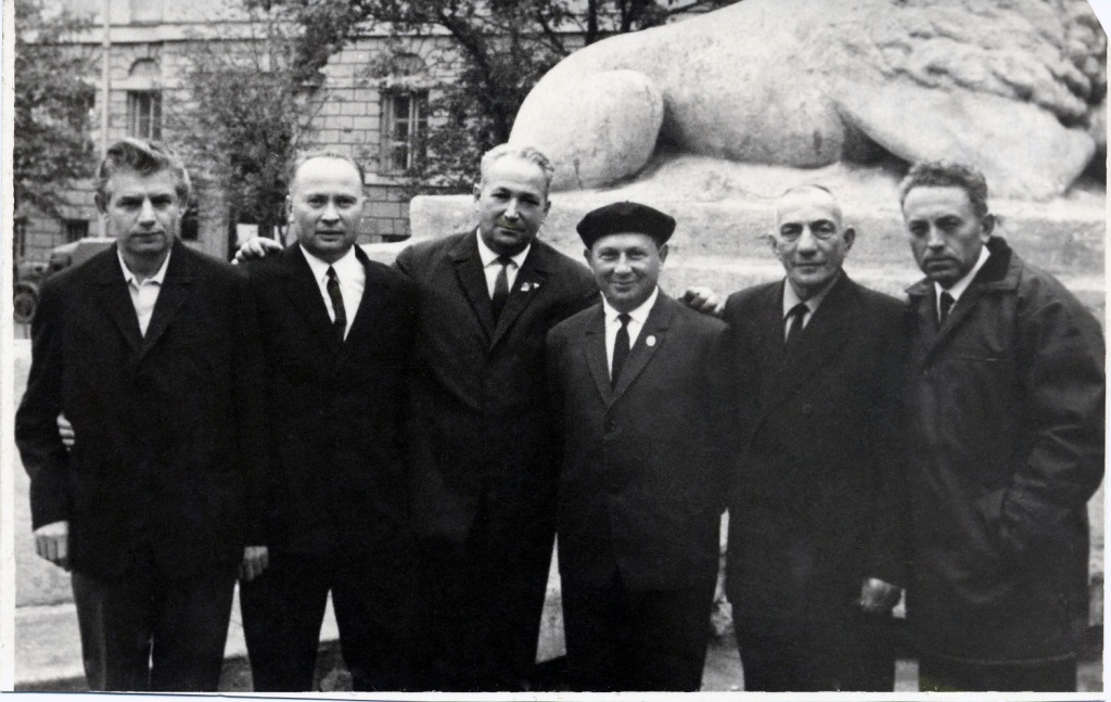 1968 -25 лет восстанию. встреча в Ростове-на-Дону. Е. Литвиеновский, А. Вайспапир, А. Печерский, А.Вайцен, Н. Плотницкий, С. Розенфельд. Слева-направо..jpg