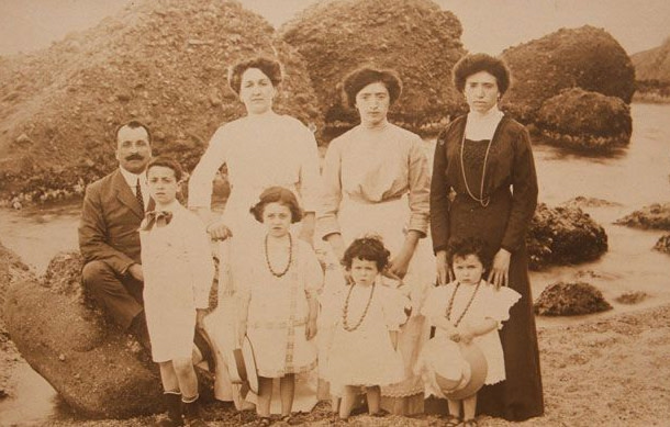 Семейсто Levi-Montalcini. В темном - родители, Рита - крайняя справа.jpg