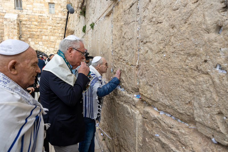 the_trio_praying_at_the_wall.jpeg