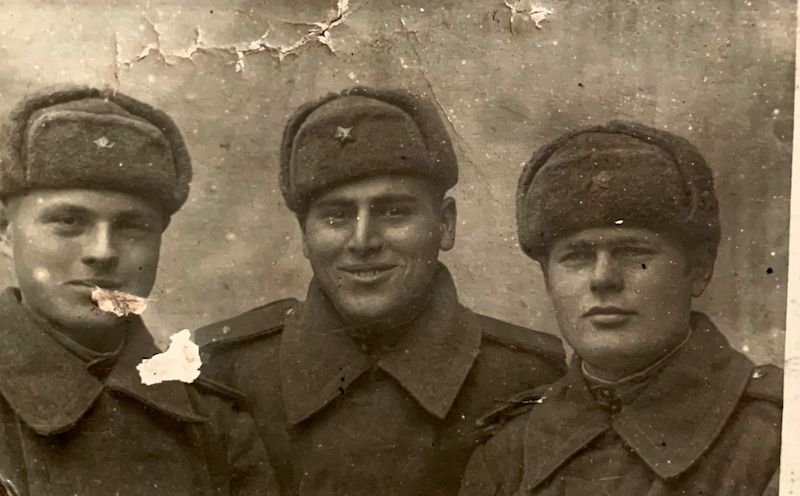 Адамов Рафой в центре.JPG
