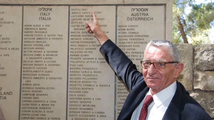 Сын Бартали, Андреа, у памятной доски в Яд Вашем, с именем отца.jpg