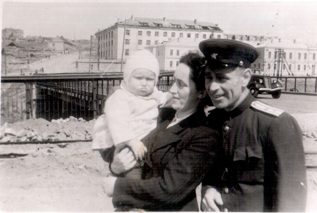 Маленький Борис с родителями.jpg