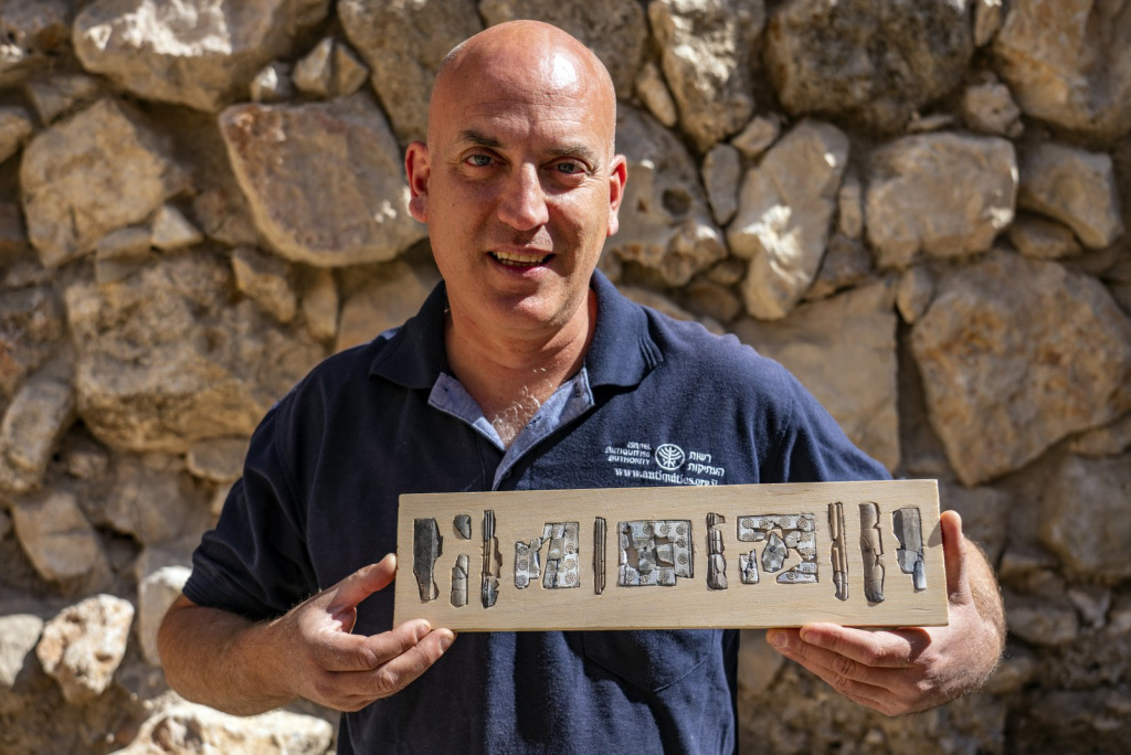 25.-ד_ר-יפתח-שלו-מחזיק-את-שיבוצי-השנהב.-צילום_-יניב-ברמן-רשות-העתיקות.jpg