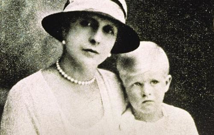 Queen-Elizabeth-II-and-the-Jew1_htm_c6b0aa7f138cf29c.jpg
