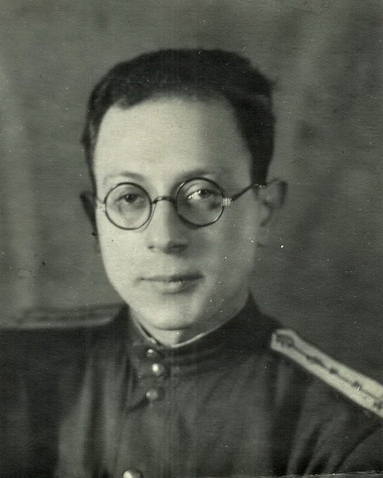 1945 апрель капитан медслужбы Я.Попелянский.jpg