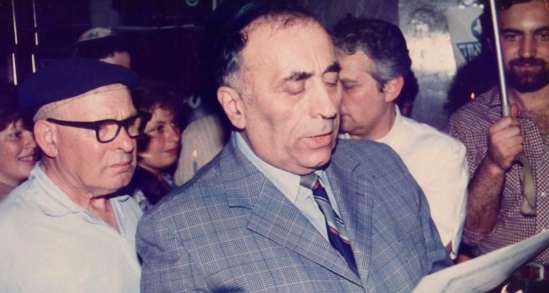 6_Р. Шнеур-Залман Зайчик ведет хупу в Лениграде, 1986 г..jpg