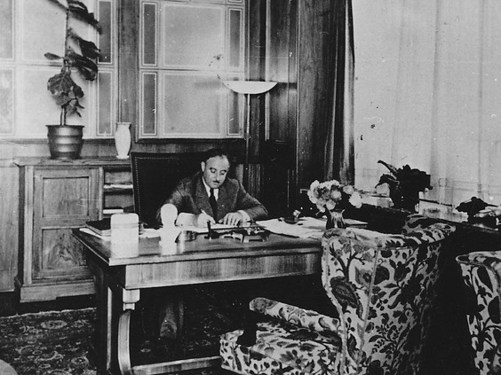 Rifat-in-his-office.jpeg