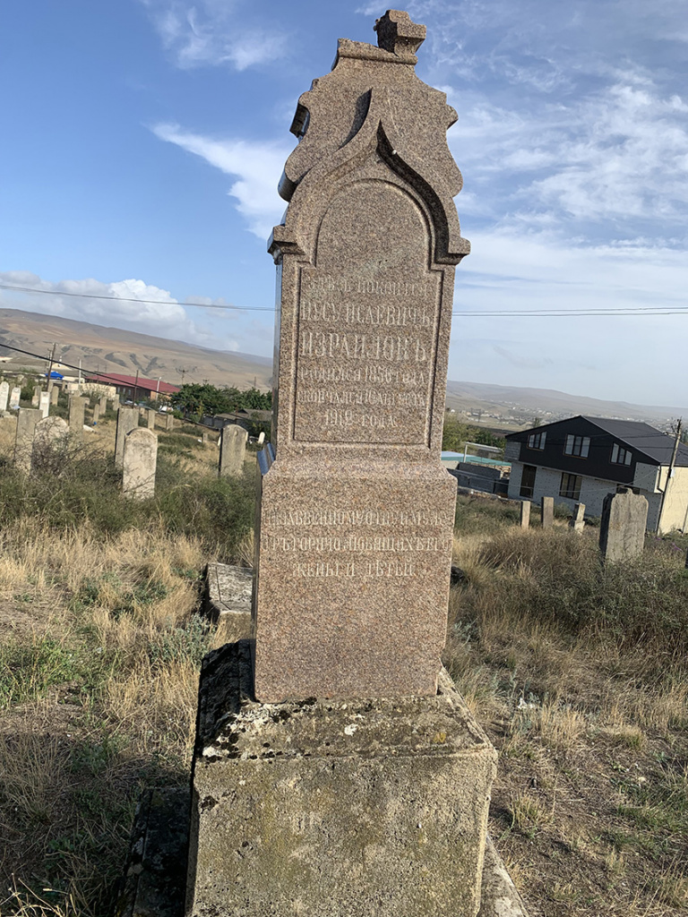 Памятник Нусу Израилова в г. Буйнакске.jpg Памятник Нусу Израилова в г. Буйнакске.jpg
