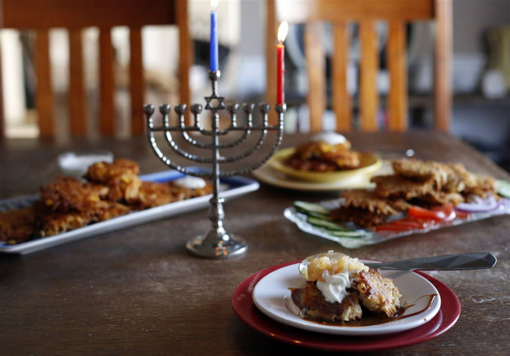 FEA-hanukkah16-latkes.jpg