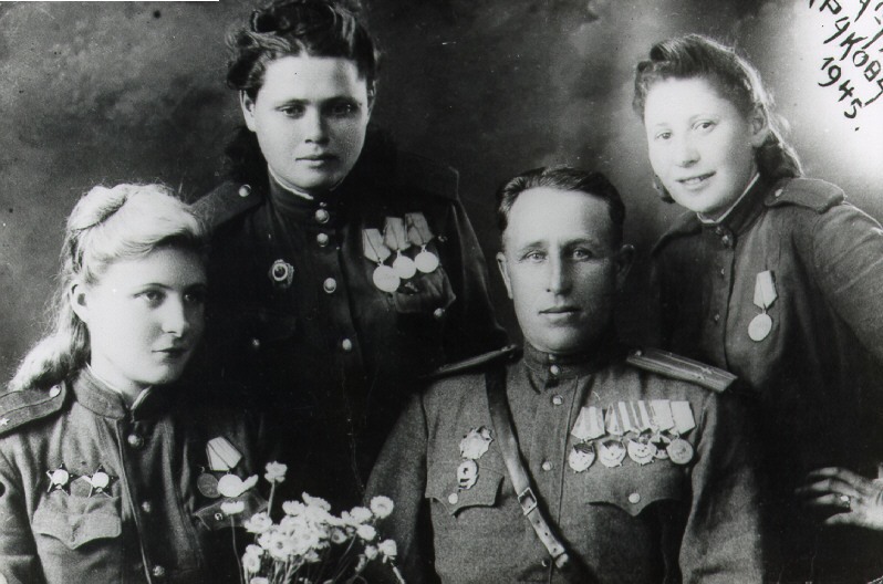 Узница Собибора Хелла Вайс с паризанами.jpg