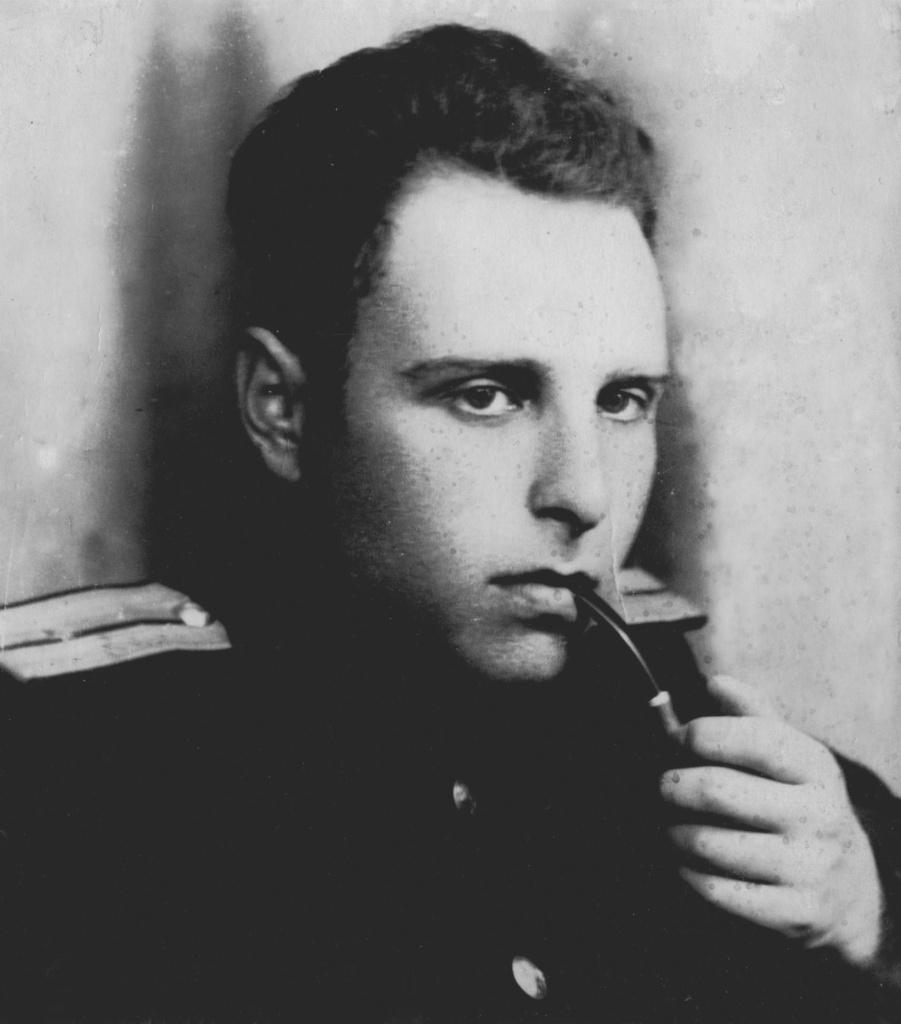 ВОЙСКУНСКИЙ-233_Воен-фото-с-трубкой-1920x2181 (1).jpg