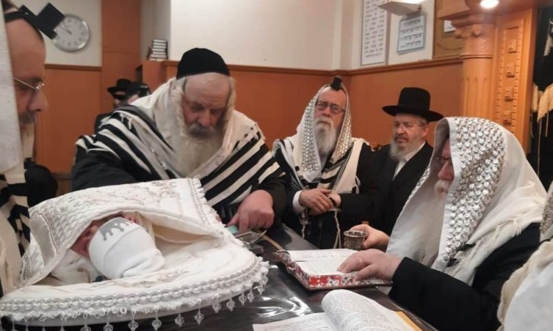 Rabbi-Aharon-Eckstein-officiating-at-a-Bris-in-Antwerp (1).jpg