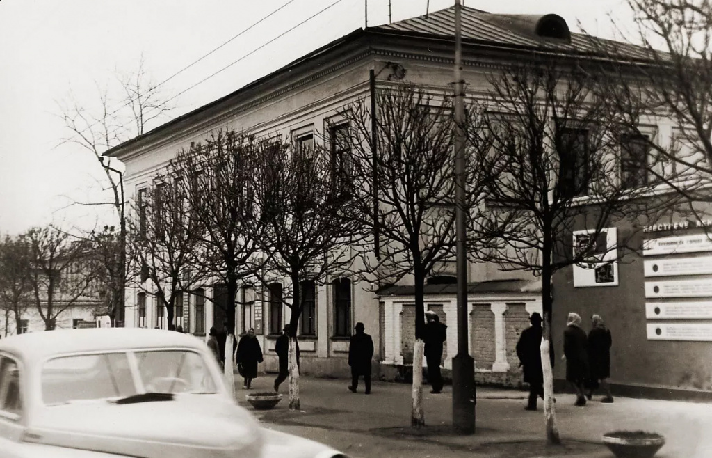 Эвакогоспиталь №355 - Киров. Здание по адресу ул. Коммуны, 28, в котором располагался ЭГ №355. Фотография 1960-х гг.(1).jpg